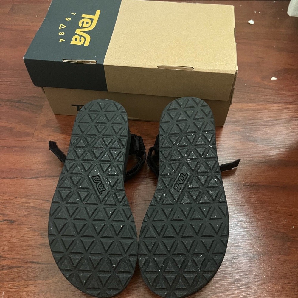 Brand NWT platform tevas